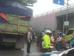 Kemacetan Parah Slipi Pagi Ini: Truk Muatan Tanah Pecah Ban di Jalan S Parman