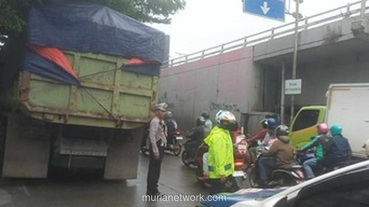 Kemacetan Parah Slipi Pagi Ini: Truk Muatan Tanah Pecah Ban di Jalan S Parman