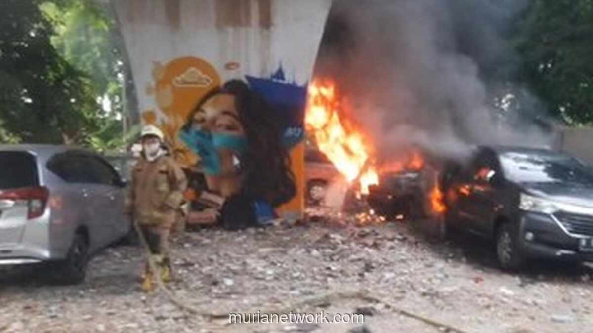 Kebakaran 3 Mobil di Kolong Rel Karang Anyar: Kronologi & Upaya Damkar