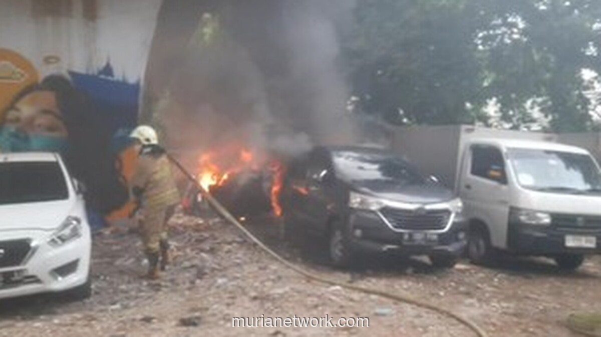 Kebakaran Mobil Toyota Kijang di Kolong Tol Karang Anyar, 1 Tewas Diduga Akibat Rokok dan Tabung Gas