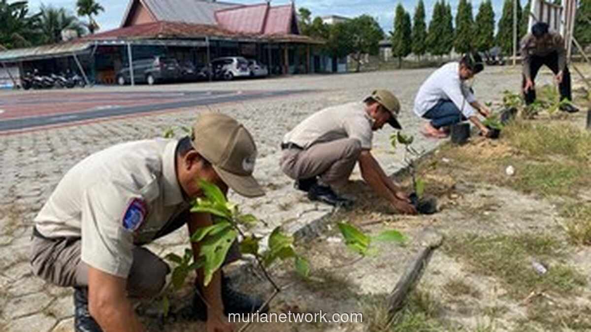 Polres Siak Gelar Penanaman Pohon Serentak Sambut Hari Pohon Nasional 2025