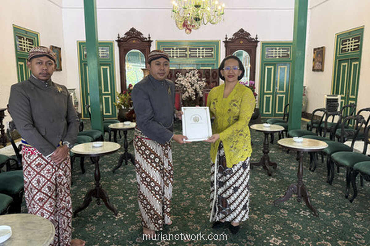 Upacara Jumenengan PB XIV: Prosesi Penobatan Raja Baru Keraton Surakarta