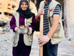 Kisah Baha dan Alaa: Pahlawan Kemanusiaan yang Menyalurkan Makanan di Gaza
