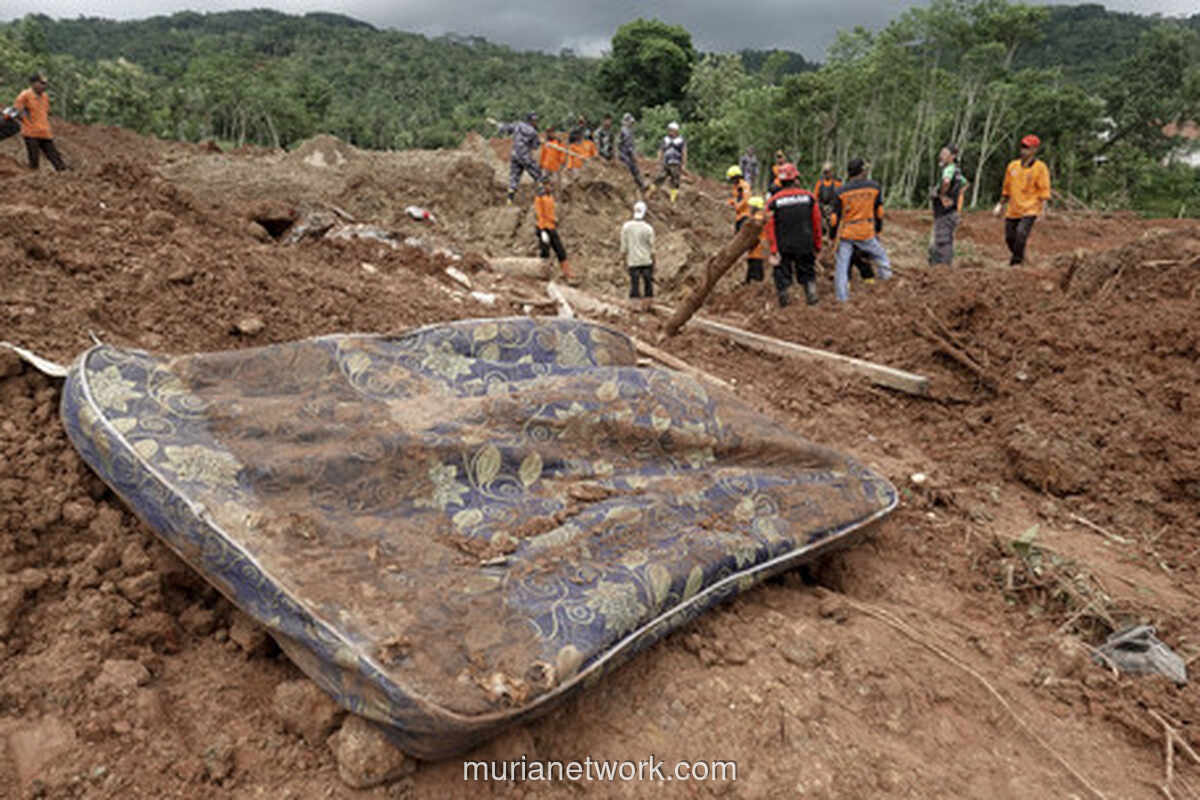 Korban Tewas & 20 Hilang dalam Longsor Cilacap, 16 Rumah Tertimbun