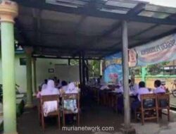 Kelas Ambruk, Siswa SDN Plosogenuk 1 Jombang Terpaksa Belajar di Parkir