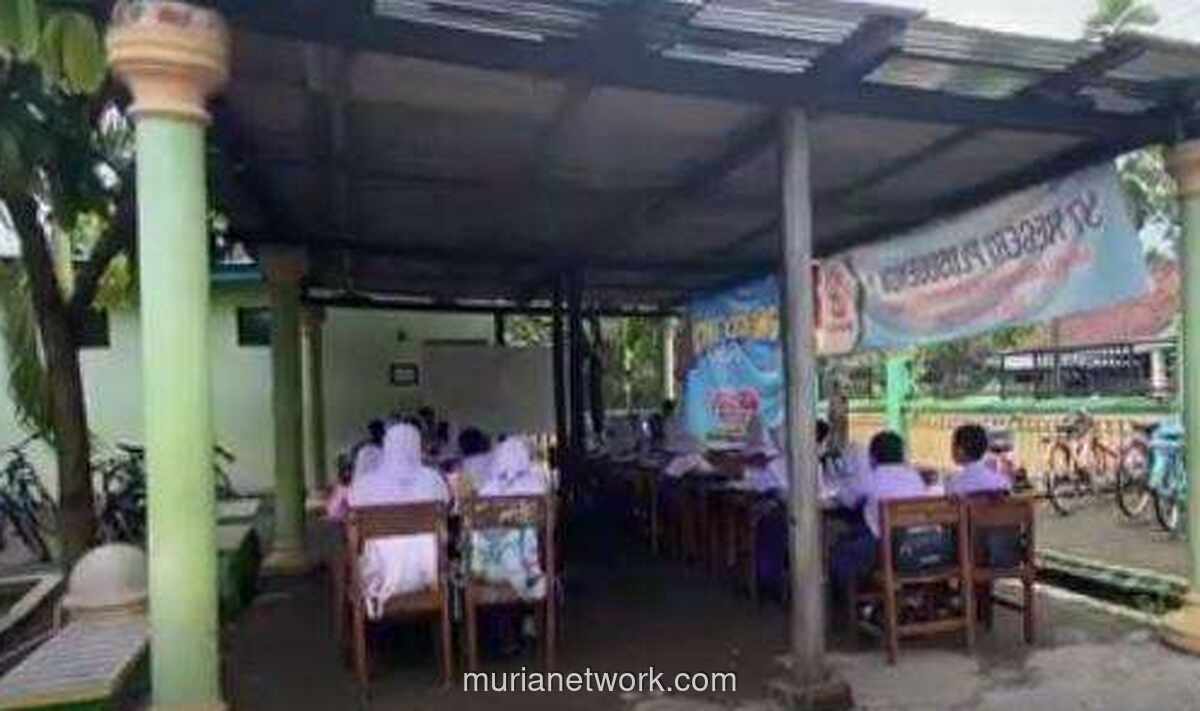 Kelas Ambruk, Siswa SDN Plosogenuk 1 Jombang Terpaksa Belajar di Parkir
