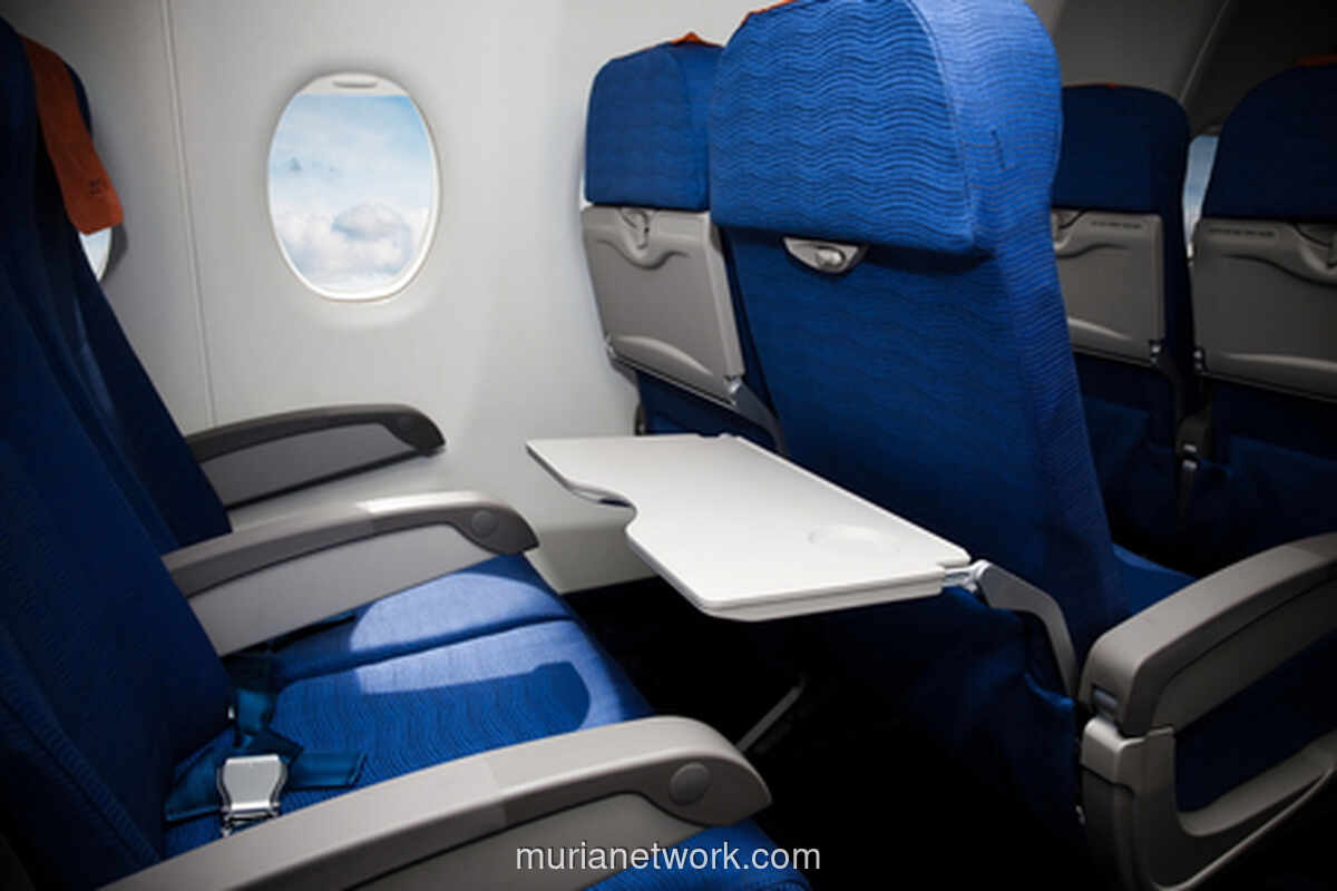 3 Tips Dokter untuk Jaga Kesehatan & Keselamatan Saat Naik Pesawat