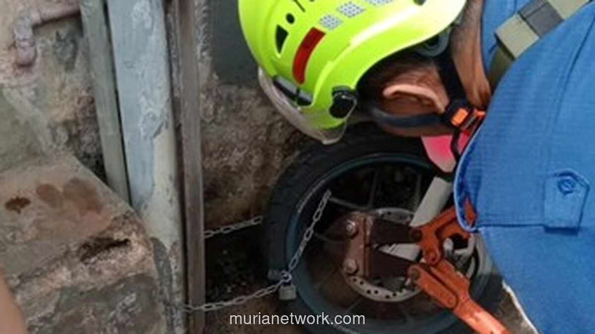 Gembok Motor Karatan Macet? Begini Cara Damkar Bogor Buka dengan Bolt Cutter