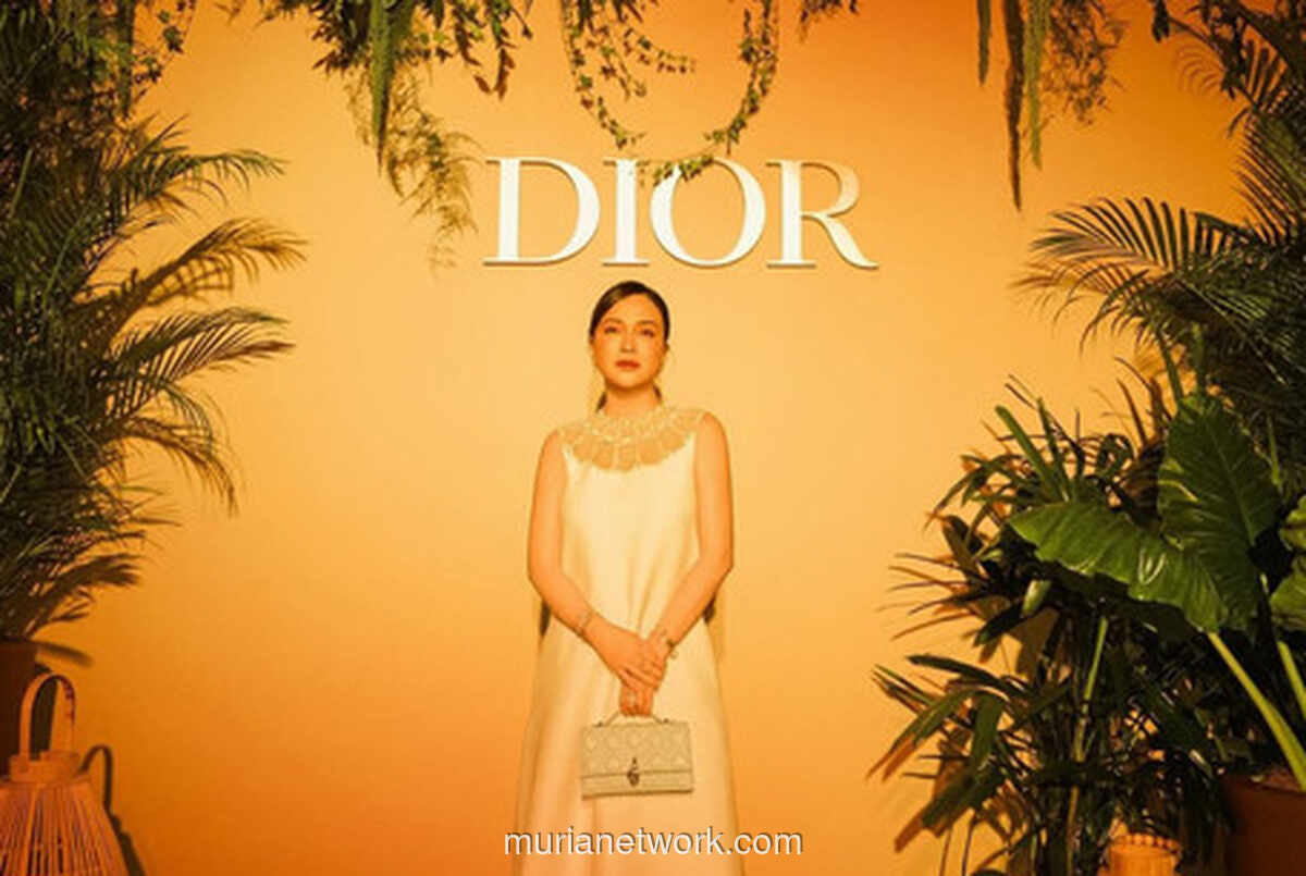 Shandy Aulia Tampil Elegan dengan Sleeveless White Long Dress di Acara Dior Diorexquis Chapter 2