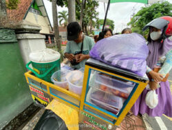 Nasi Padang Pakai Motor di Yogya Viral, Antreannya Capai 1 Jam!