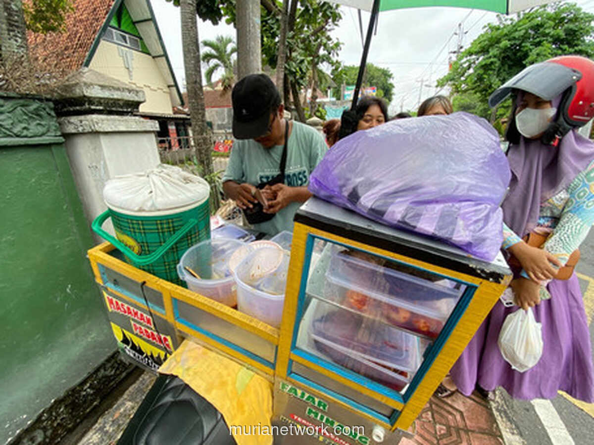 Nasi Padang Pakai Motor di Yogya Viral, Antreannya Capai 1 Jam!