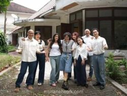 Momen Haru Omara Tinggalkan Rumah Masa Kecil, Prilly Latuconsina Diajak Keluarga