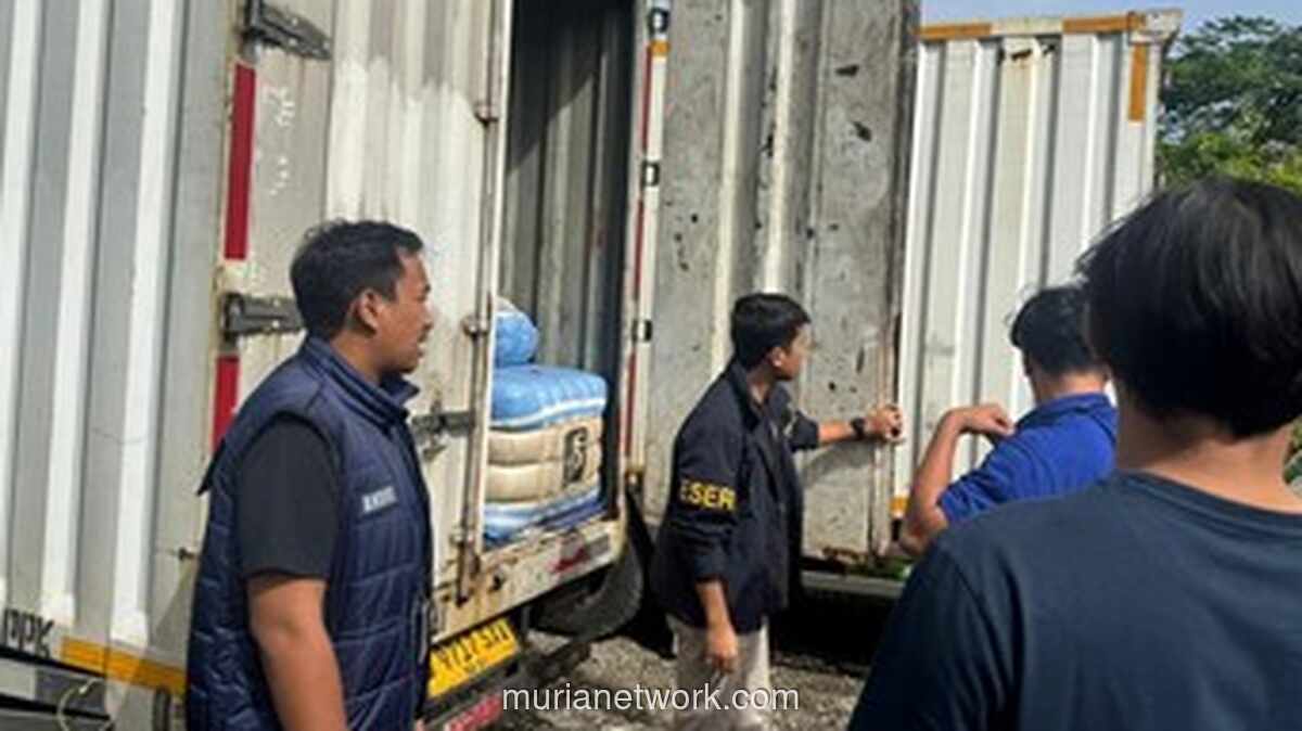 Polisi Gagalkan Ratusan Bal Pakaian Bekas Ilegal di Duren Sawit, Bakal Dijual ke Pasar Senen