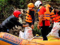 Aksi Bersih-Bersih Kali Bekasi oleh Warga, TNI AL, dan Basarnas Peringati Hari Pahlawan