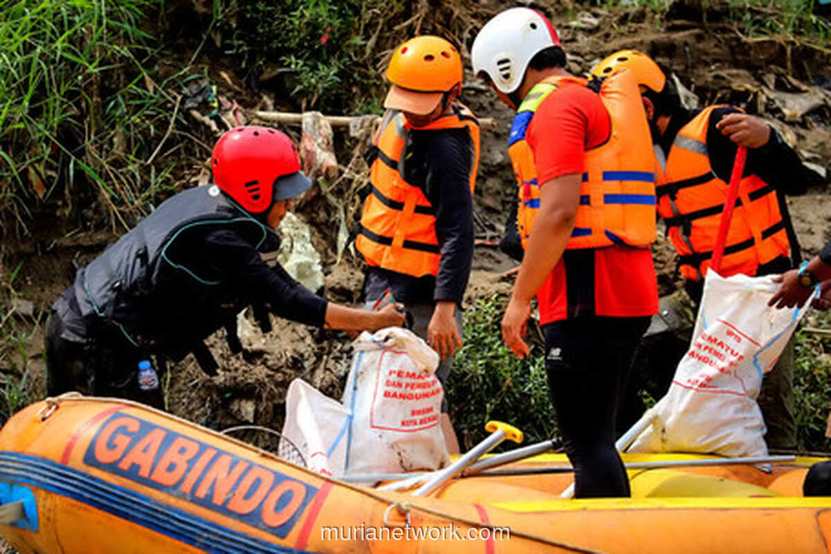 Aksi Bersih-Bersih Kali Bekasi oleh Warga, TNI AL, dan Basarnas Peringati Hari Pahlawan