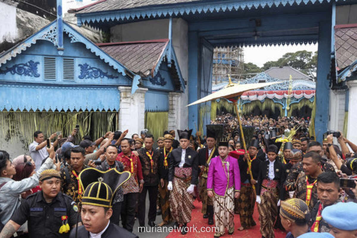 Pakubowono XIV Resmi Dinobatkan, Ikuti Kirab Agung dengan Kereta Garuda Kencana