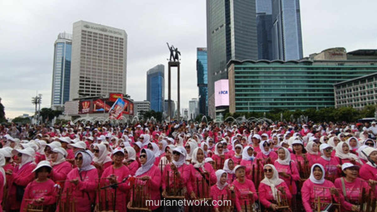 Ribuan Lansia Jakarta Ramaikan CFD dengan Angklung dan Tari Massal