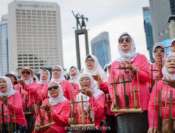 Pemain Angklung Senior Meriahkan CFD Bundaran HI Peringati Hari Angklung Sedunia