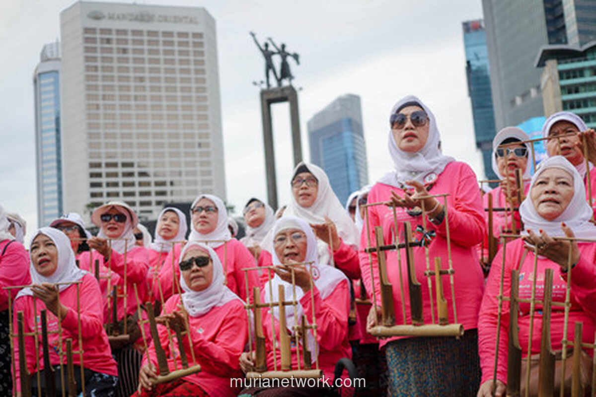 Pemain Angklung Senior Meriahkan CFD Bundaran HI Peringati Hari Angklung Sedunia