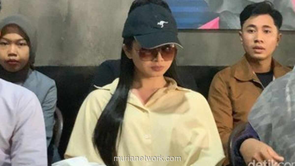 Keluarga Dea Lipa Minta Maaf, Ungkap Alasan di Balik Penampilan Feminin Deni