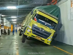 Waspada Gelombang Tinggi Bakauheni: Truk Nyaris Terguling di Kapal Feri, BMKG Keluarkan Peringatan!