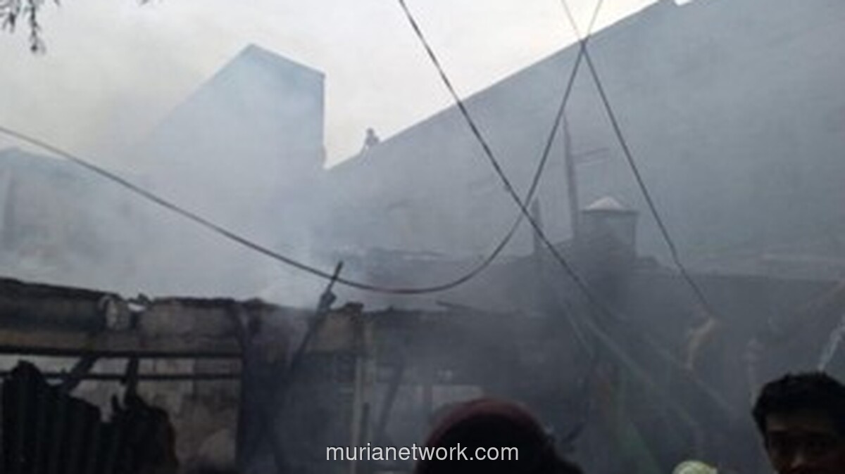 Kebakaran Hebat di Jatipulo Jakbar Diduga Akibat Kabel SUTET Putus, 50 Rumah Ludes