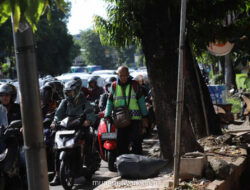 Trotoar Warung Jati Barat Rusak dan Sempit, Bahayakan Pejalan Kaki