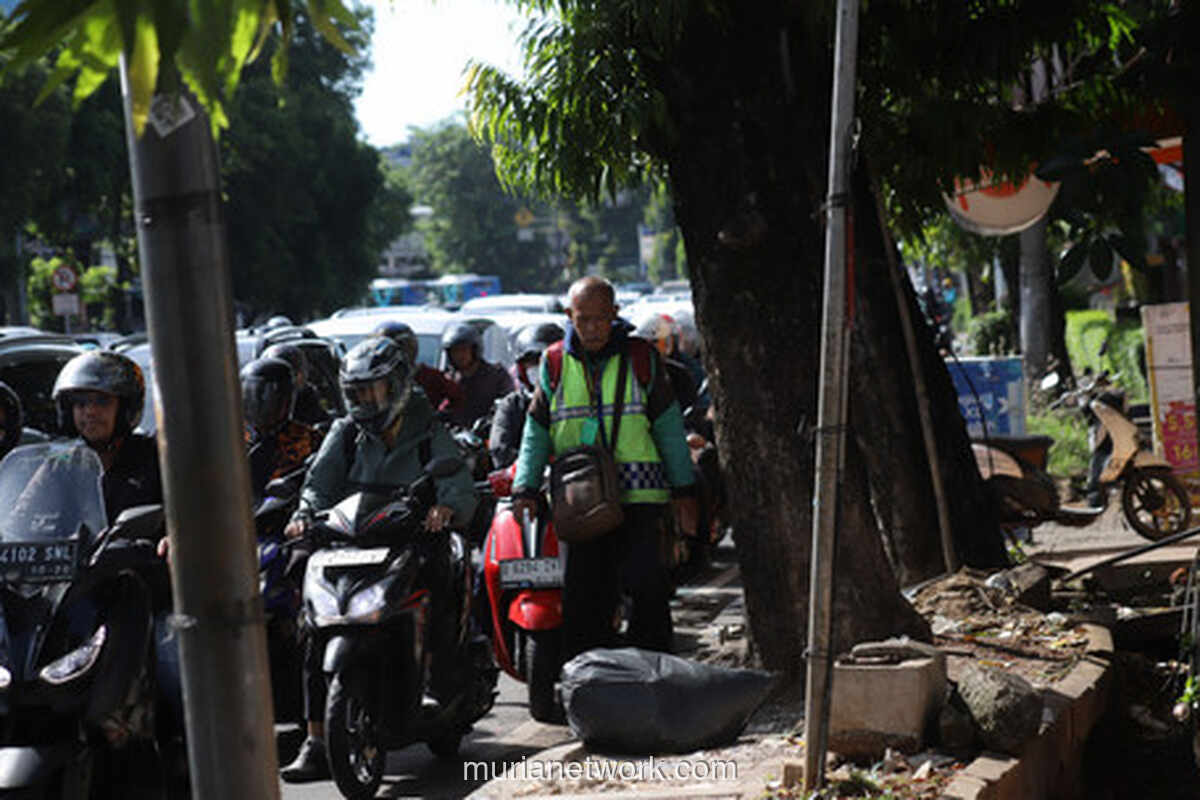 Trotoar Warung Jati Barat Rusak dan Sempit, Bahayakan Pejalan Kaki