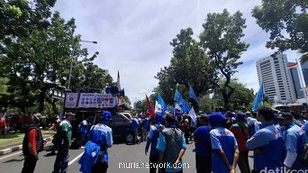 Aksi Buruh Tuntut Kenaikan UMP DKI 2026, Lalu Lintas Depan Balai Kota Macet
