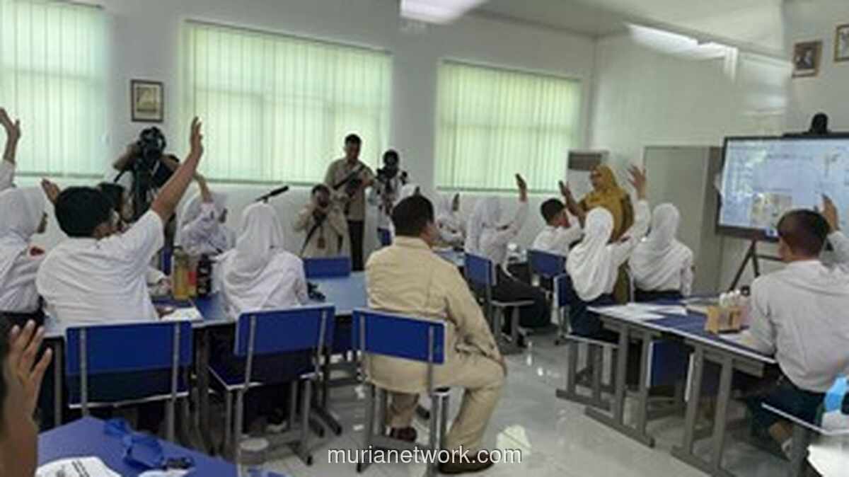 Digitalisasi Sekolah Capai 75%: Program Smartboard Prabowo Resmi Diluncurkan