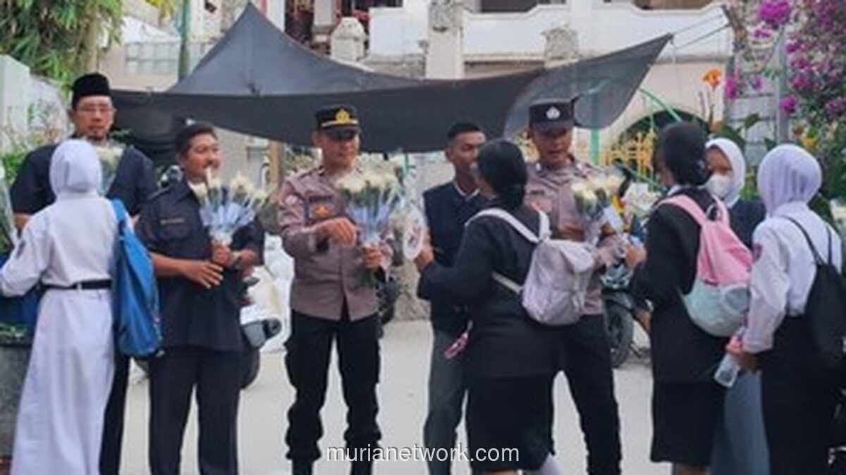 Polsek Kelapa Gading Bagikan 800 Bunga dan Coklat untuk Toleransi di 4 Sekolah