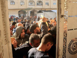 Krisis Pangan di Gaza: Warga Antre Berjam-jam Demi Sepotong Roti