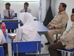 Presiden Prabowo Luncurkan Smartboard di Bekasi, Ikut Duduk di Kelas dan Apresiasi Siswa