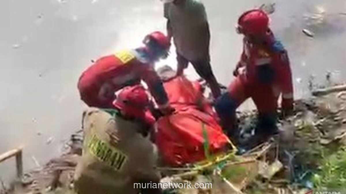 Jenazah Pria Ditemukan Tersangkut di Sungai Ciliwung, Korban Diidentifikasi Pon Siahaan (44)