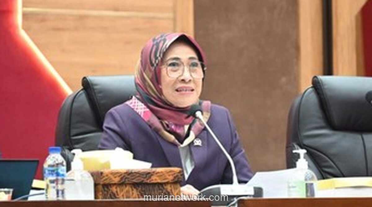 Smartboard di Sekolah: Dukungan Komisi X DPR RI Disertai Arahan Pengawasan Ketat