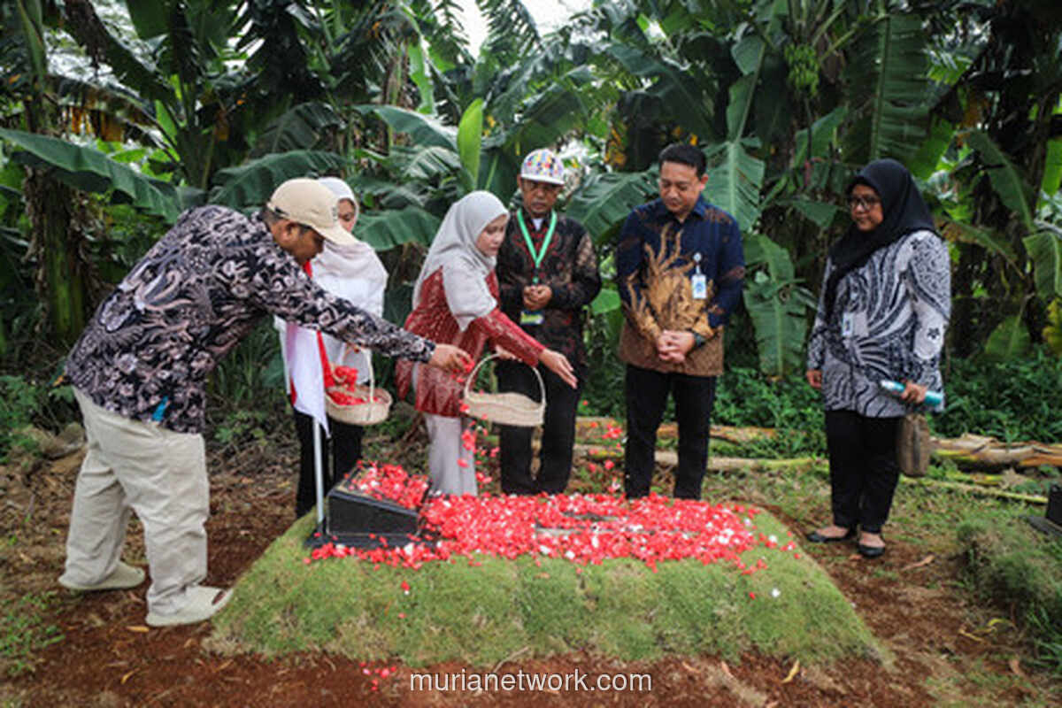 Wagub DKI Ziarah ke Makam Nakes Gugur COVID-19 di TPU Pondok Ranggon