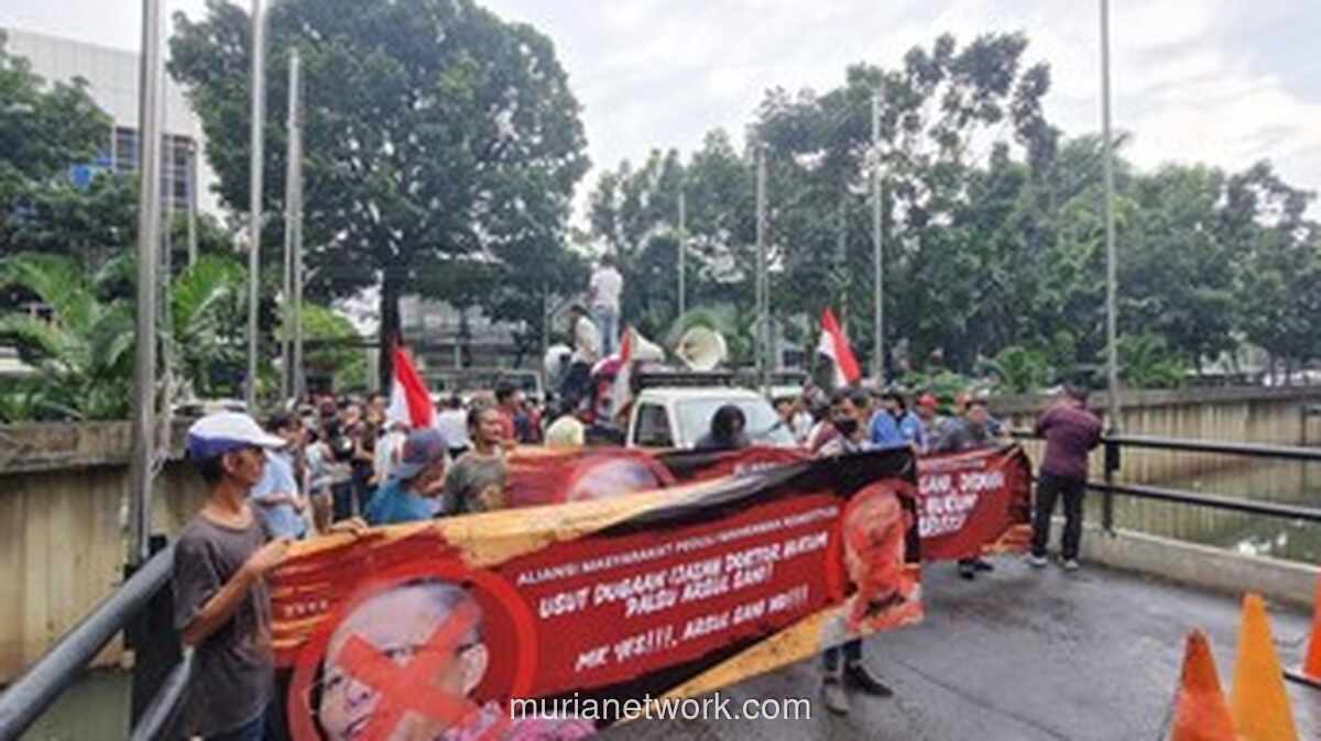 Unjuk Rasa di MK Tuntut Pemecatan Hakim Arsul Sani Terkait Ijazah Palsu