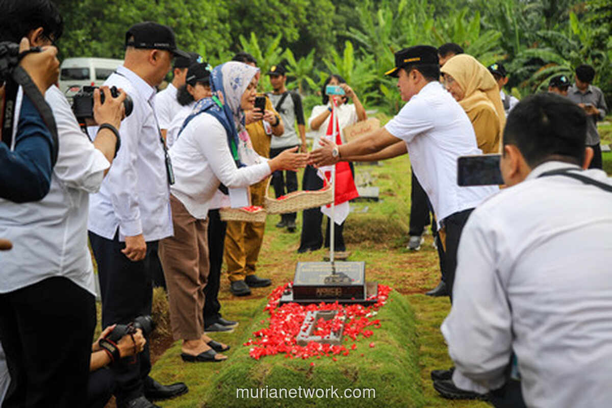 Upacara Tabur Bunga untuk Nakes Gugur COVID-19: Kisah Haru & Pengorbanan di TPU Pondok Ranggon