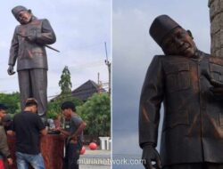 Patung Soekarno di Alun-alun Indramayu Rusak, Leher Miring Diterpa Tenda