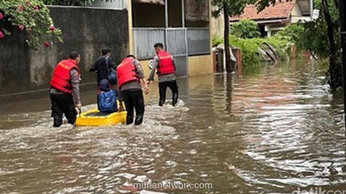 Banjir 80 CM Rendam Perumahan Pondok Karya Jaksel, Lalu Lintas Terputus Total