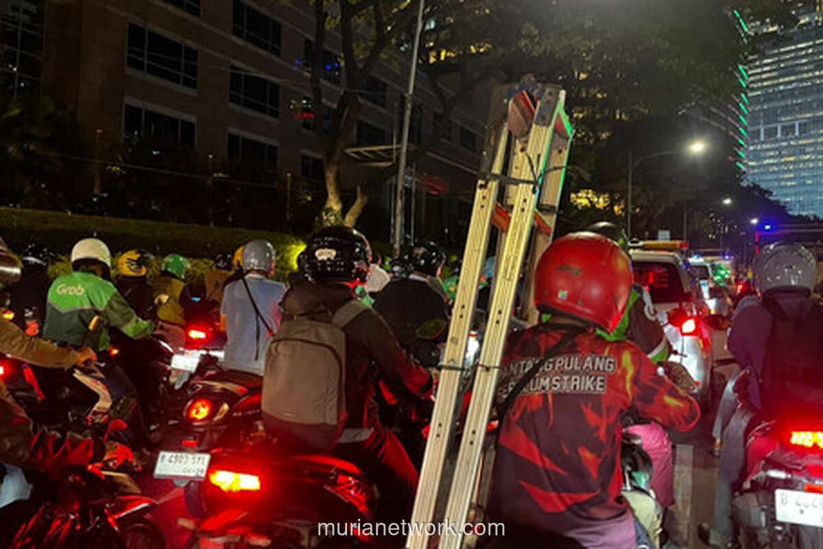 Kemacetan Parah di Jalan Gatot Subroto: Penyebab & Alternatif Rute Terkini