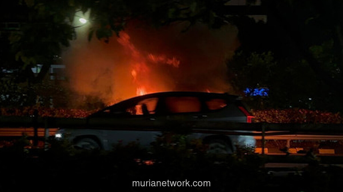 Mobil Terbakar di Tol S. Parman Jakarta Barat: Kronologi & Dampak Lalu Lintas