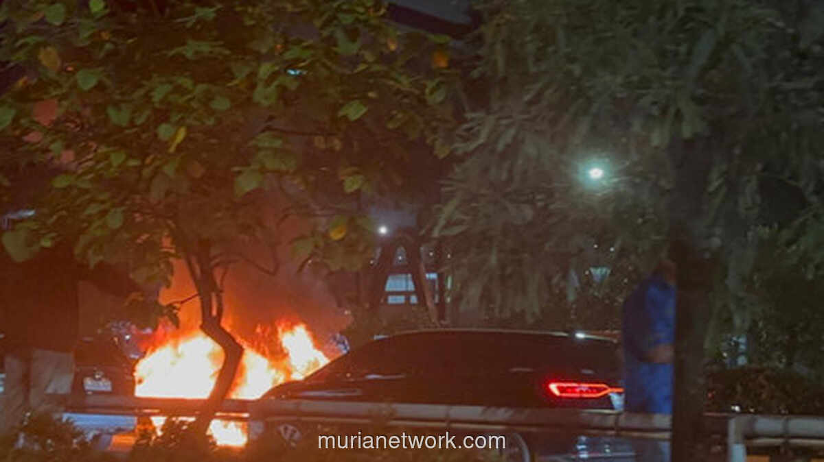 Honda HRV Ludes Dilalap Api di Tol Dalam Kota, Dua Penumpang Selamat