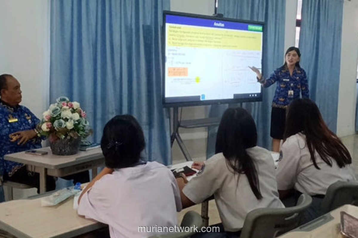 Prabowo Gulirkan Smart Board di Manado, Guru: Ini Lompatan Strategis Pendidikan