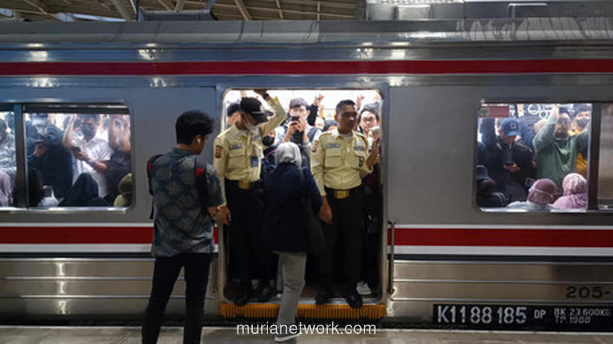 Nasib Buruh Cikarang Tertinggal Kereta Picu Wacana KRL 24 Jam