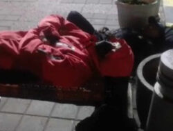 Hotel Darurat di Stasiun Cikarang: Pengorbanan Lembur Para Pekerja yang Terjebak di Antara Jadwal Kereta