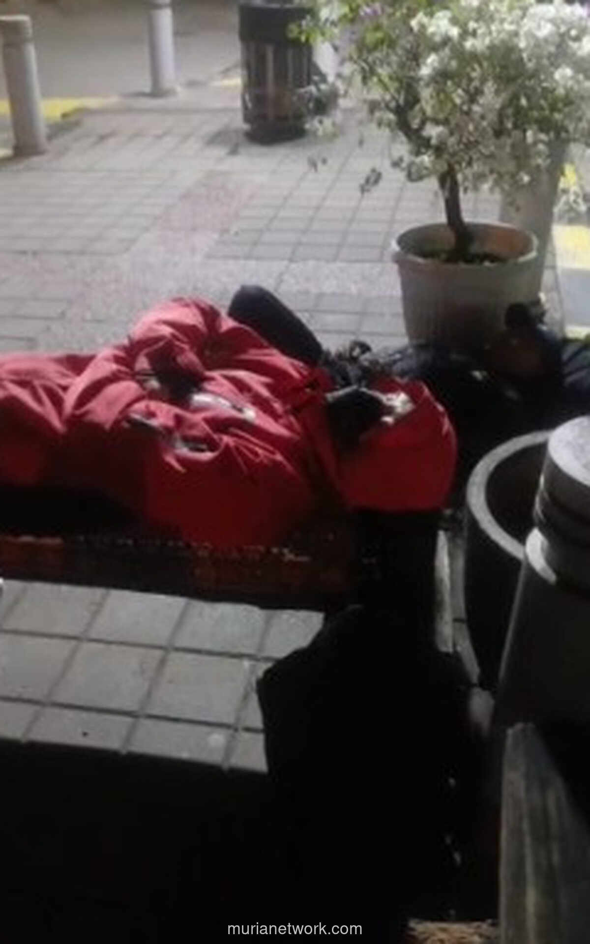 Hotel Darurat di Stasiun Cikarang: Pengorbanan Lembur Para Pekerja yang Terjebak di Antara Jadwal Kereta