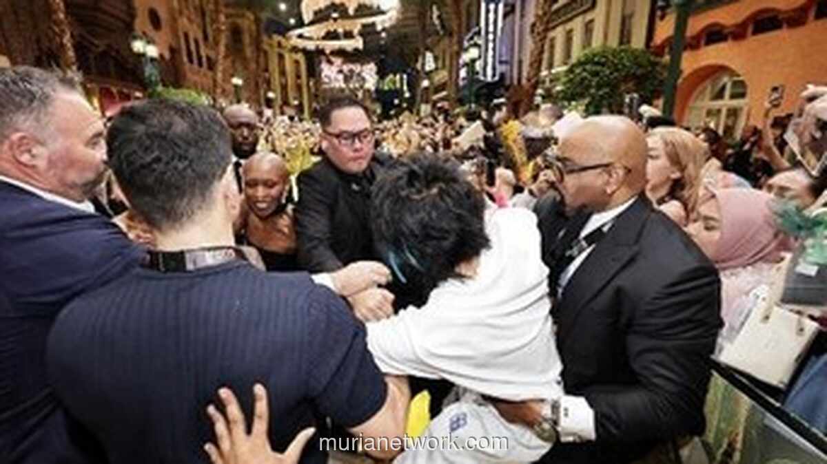 Penggemar Australia Dideportasi Seumur Hidup Usai Terobos Karpet Merah dan Rangkul Ariana Grande