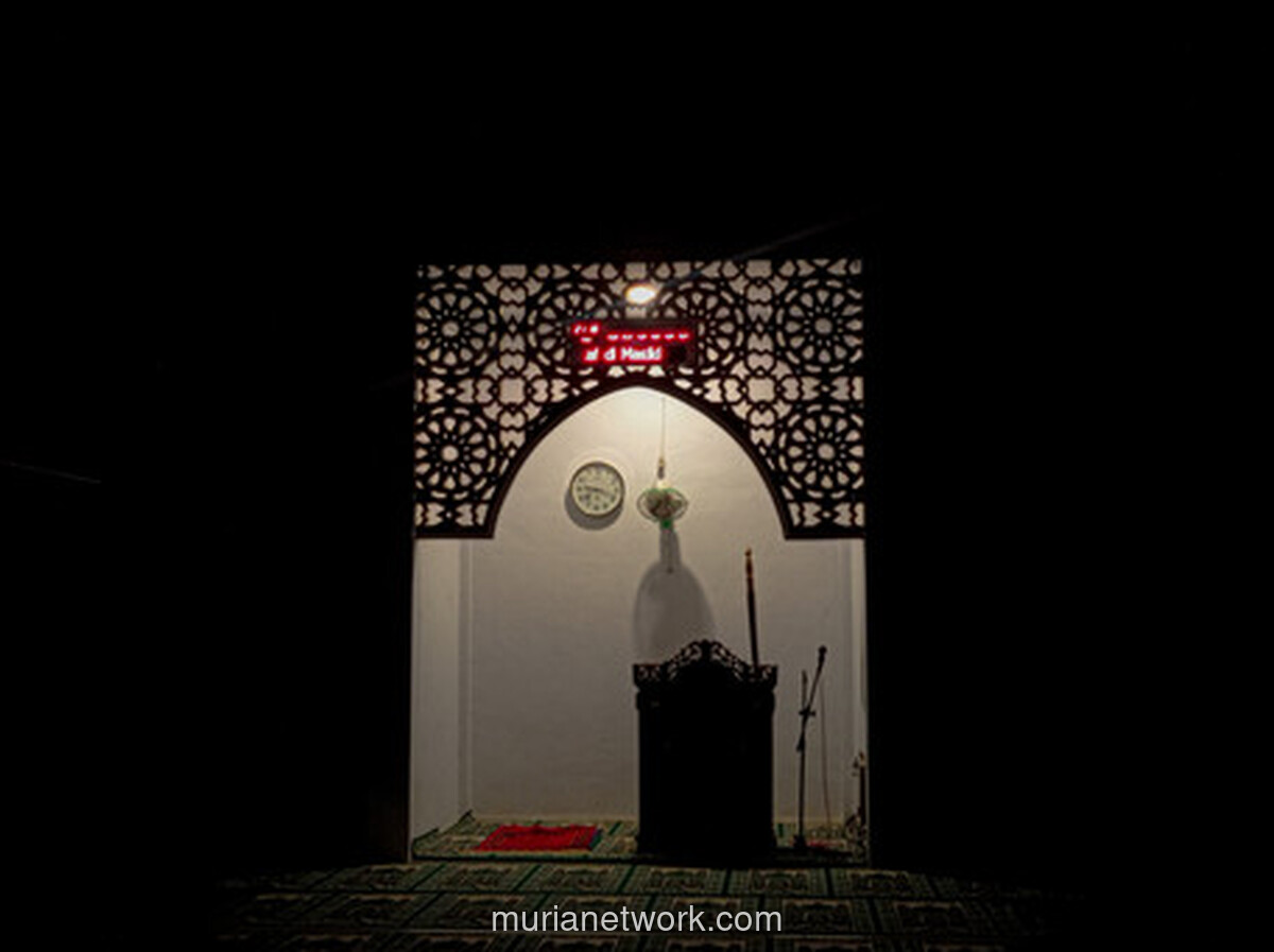 Suara Azan yang Tersendat dan Hilangnya Jejak Anak Muda di Masjid