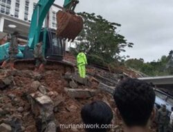 Tanah Longsor Timpa Ratusan Kendaraan di Kampus UIN Imam Bonjol Padang